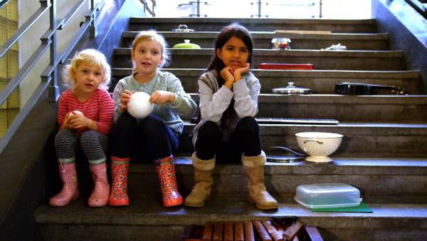 Elli, Lina und Lubna bauen eine Treppe aus Geräuschen.