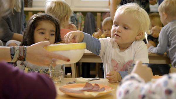 Charlotte beim Frühstück.