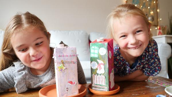 Jeanne und Léonie mit ihren Räucherhäuschen