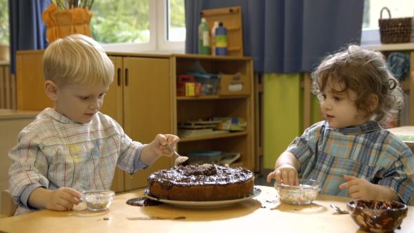 Theo und Melissa verzieren ihren Kuchen.