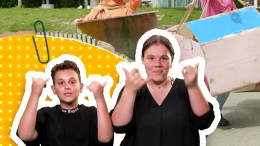 Rechte: KiKA/Motion Works GmbH Tom und seine Freunde stehen draußen vor einem Gebäude nebeneinander und zeigen ihre Busse. Links unten sind zwei Gebärdendolmetscher zu sehen.