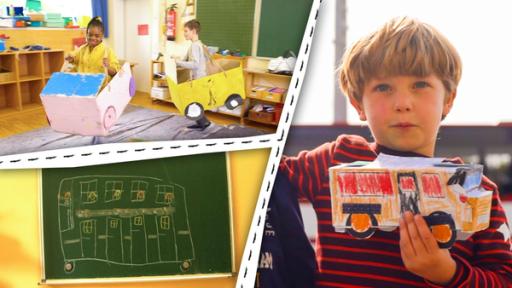 Zwei Kinder haben große Busse aus Kartons umhängen und rennen umher. Ein Junge hält einen Pappbus.