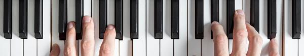 Finger auf einem Klavier