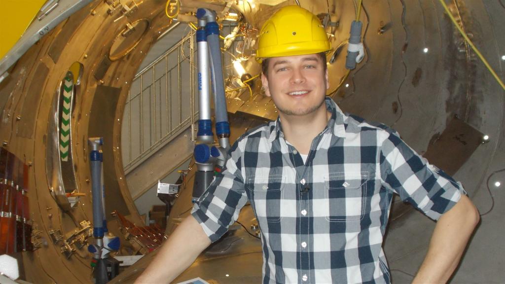 Felix an einem Bauteil der Kernfusionsforschungsanlage Wendelstein 7x