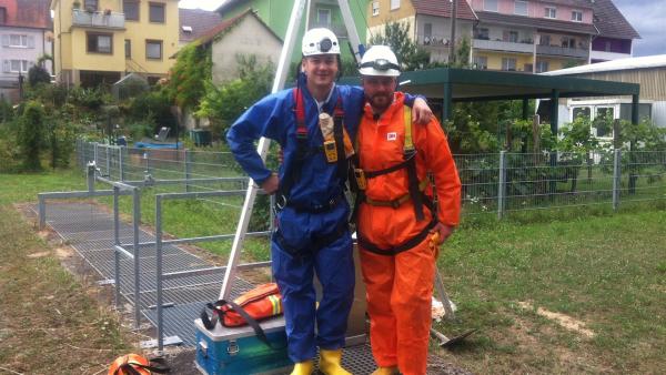 Felix mit Projektleiter Christian Bechler in der Kanalisation 