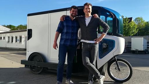 Rechte: KiKA/Andrea Ruppel Pakete, Pakete, Pakete! Lieferservices werden immer mehr genutzt. Doch die Lieferwagen sind wirklich schlecht für die Umwelt. Felix lässt sich von Philipp ein elektro-motorisiertes Lastenrad zeigen. Die Hälfte aller motorisierten Transporte in europäischen Städten könnte nämlich auch mit dem Fahrrad erledigt werden.