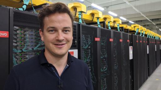 Rechte: KiKA/Diana Peßler Felix besucht den größten Computer Europas und testet, was der so drauf hat.