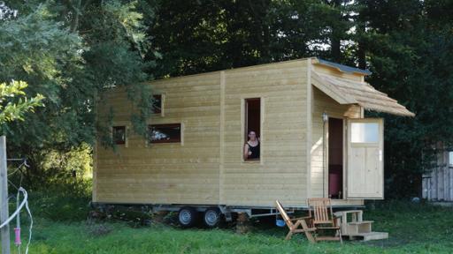 Rechte: KiKA/Anke Nordt Moore sind nutzlose Flächen? Nein, dort kann zum Beispiel Schilf angebaut werden. Felix besucht ein mit Schilf gebautes Tiny House.