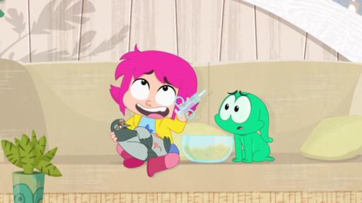 Rebecca hat eine Taube auf dem Schoß und eine Spritze mit Futter in der Hand. Ernest sitzt neben ihr auf dem Sofa.