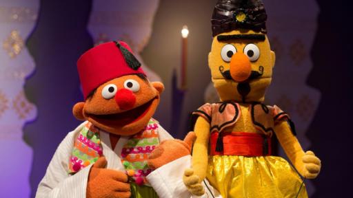 Aladin und die Wunderlampe | Rechte: Torsten Jander Ernie und Bert in Kostümen für Aladin und die Wunderlampe.