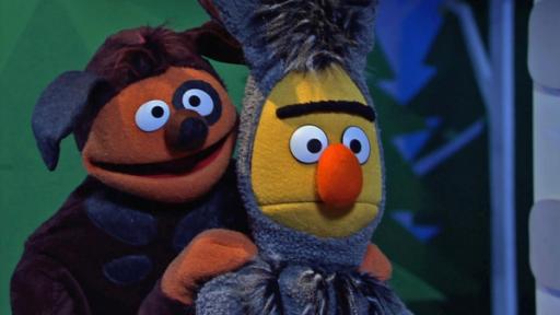 Die Bremer Stadtmusikanten | Rechte: NDR - Screenshot Ernie und Bert als „Bremer Stadtmusikanten“