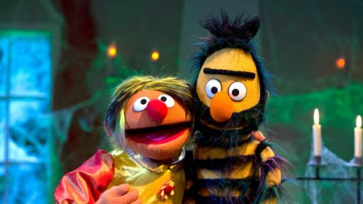 Die Schöne und das Biest | Rechte: NDR - NDR Ernie als Schöne, Bert als Biest