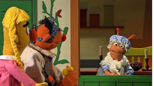 Frau Holle | Rechte: NDR - Thorsten Jander Ernie als Pechmarie und Bert als schöne Goldmarie bei Frau Holle (Finchen)