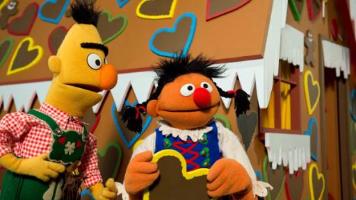 Hänsel und Gretel | Rechte: NDR/Sesame Workshop - NDR Ernie (r.) und Bert (l.) als Hänsel und Gretel