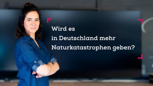 Frag Sabine | Rechte: KiKA Sabine Marx steht vor einer Tafel und schaut in die Kamera.