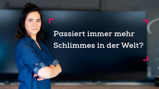 Frag Sabine | Rechte: KiKA Sabine Marx steht vor einer Tafel und schaut in die Kamera.