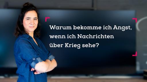 Frag Sabine | Rechte: KiKA Sabine Marx steht vor einer Tafel und schaut in die Kamera.