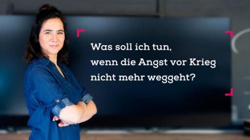 Rechte: KiKA Sabine Marx schaut in die Kamera.