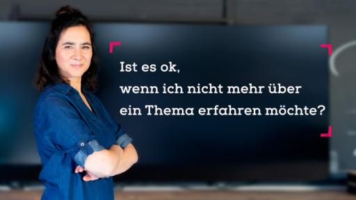 Frag Sabine | Rechte: KiKA Sabine Marx steht vor einer Tafel und schaut in die Kamera.