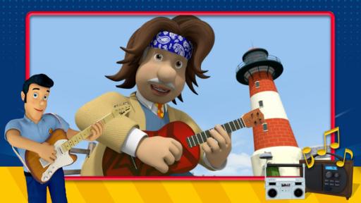 Elvis spielt Gitarre, während Trevor mit Perücke im Hintergrund spielt. Ein Leuchtturm steht daneben.