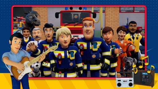 Elvis spielt Gitarre, während das gesamte Feuerwehrteam im Hintergrund steht.