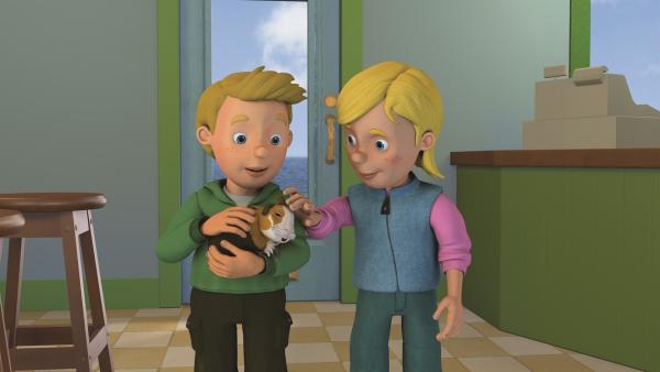 Sarah und James haben ein Meerschweinchen geschenkt bekommen.