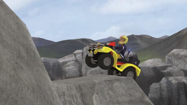 Feuerwehrmann Sam eilt mit seinem Quad zu Hilfe.