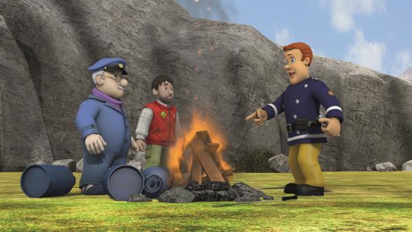 Feuerwehrmann Sam erklärt Gareth und Moose, wie explosiv Gasflaschen neben dem Feuer sein können.