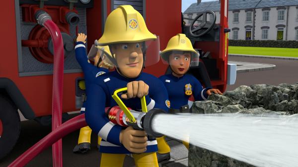 Feuerwehrmann Sam hat mit seinem Team die brenzlige Situation schnell in Griff.