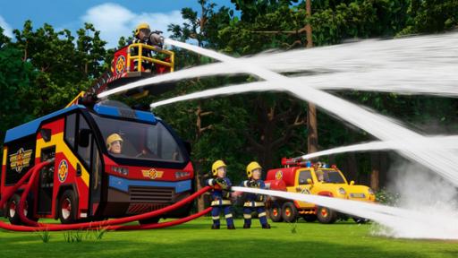 Rechte: 2023 Prism Art & Design Limited Vor einem Feuerwehrauto stehen zwei Feuerwehrleute und lassen aus dicken Schläuchen Wasser schießen.