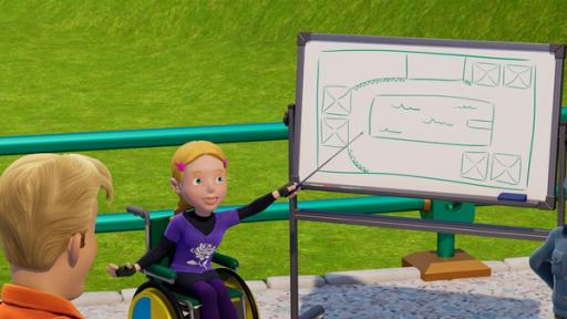 Rechte: 2023 Prism Art & Design Limited Hannah zeigt mit einem Stab auf ein Flipchart, auf dem der Plan für eine Geburtstagsparty gezeichent ist. Neben der Tafel steht Norman.