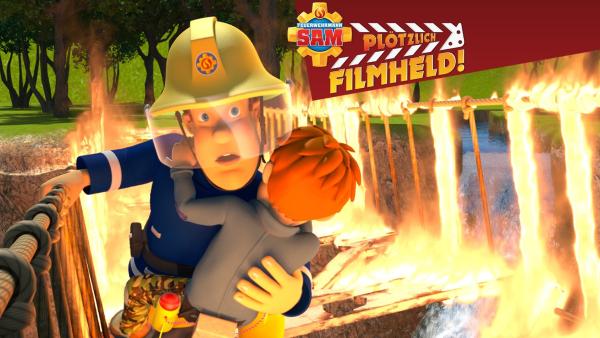 Feuerwehrmann Sam mit einem Kind auf dem Arm auf einer brennenden Hängebrücke. Rechts oben das Logo von Feuerwehrmann Sam Plötzlich Filmheld.