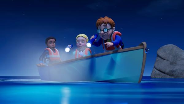 Drei Kinder nachts in einem Ruderboot, zwei von ihnen leuchten suchend die Dunkelheit des Wassers mit Taschenlampen aus.