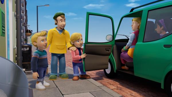 Ein Vater und seine beiden Kinder stehen am Bordstein und verabschieden die Mutter, die schon in ein grünes Auto eingestiegen ist.