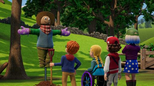 Rechte: KiKA/2024 Prism Art & Design Limited Auf einer Wiese stehen drei Kinder in einer Reihe, ein Kind sitzt im Rollstuhl. Sie schauen zu einer Vogelscheuche, die ihnen gegenüber steht.