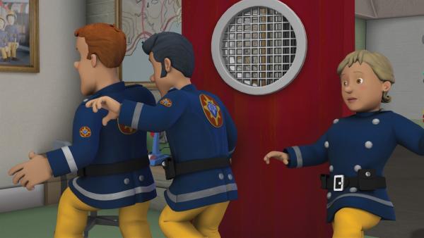 Sam, Elvis und Penny wollen Hauptfeuerwehrmann Steele nicht wecken.