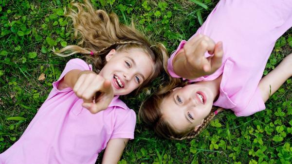 Die berühmtesten Zwillinge der Welt: Hanni und Nanni (Sophia und Jana Münster)