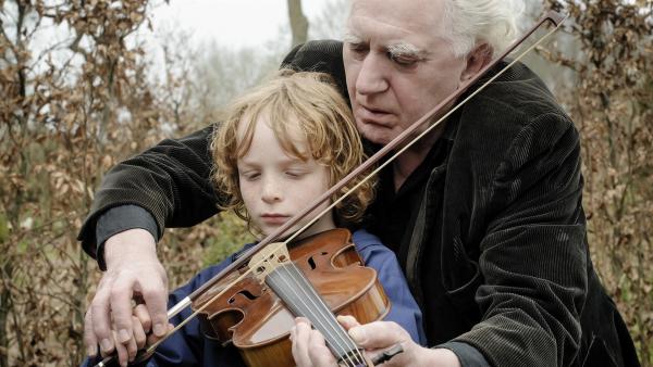Luuk (Jan Decleir) bringt Finn (Mels von der Hoeven) das Geigespielen bei.