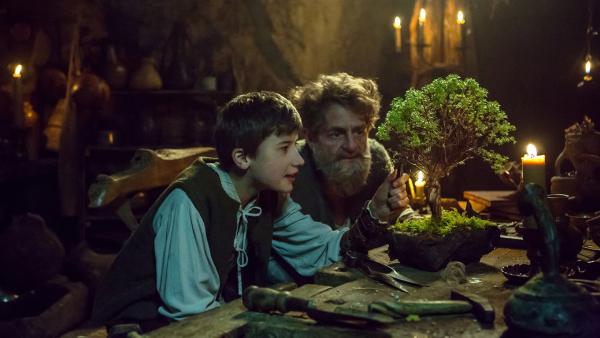 Theo (Florian Burgkart, links) bestaunt den Bonsai von König Laurin (Volker Zack).