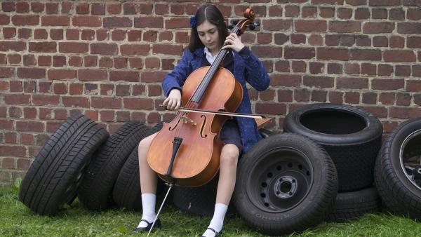 Marie (Alix Vaillot) übt Cello vor der Garage von Victors Vater.