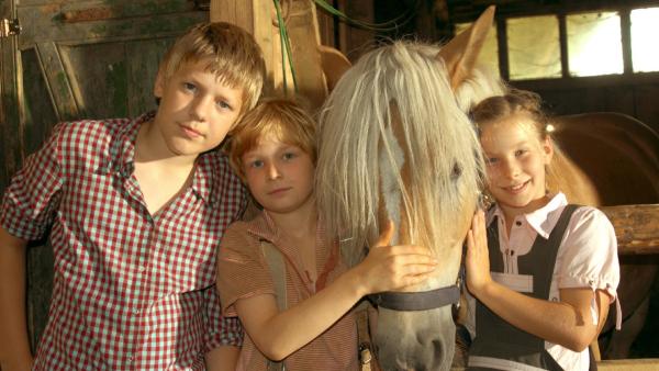 Emma (Zoe Charlotte Mannhardt, re.), Leo (Karl Alexander Seidel, Mitte) und sein Bruder Max (Konstantin Kaucher, li.) wollen auf keinen Fall das Pferd Mississippi wieder rausrücken.