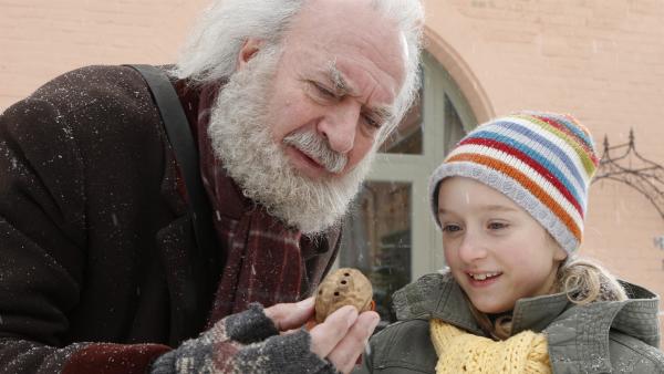 Stolz zeigt Pina (Philine Kalka) dem Weihnachtsmann (Achim Wolff) die Wunderflöte.