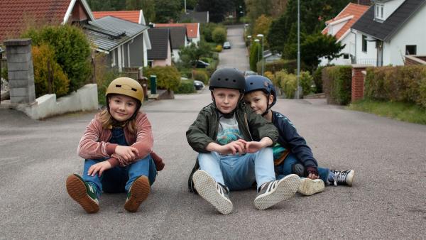 Sune (Elis Gerdt, Mi.) mit seinem kleinen Bruder Håkan (Baxter Renman, re.) und seiner besten Freundin Sophie (Lily Wahlsteen)