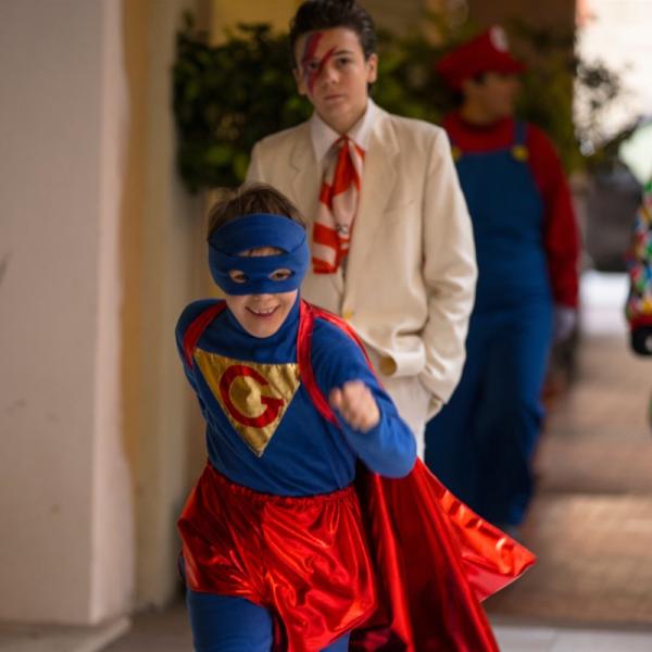 Auf dem Karnevalsumzug ist es für Down-Syndrom Kind Gio (Lorenzo Sisto) die größte Freude als „Superman“ herum zu flitzen und die Welt aus den Angeln zu heben.