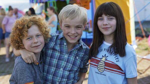 Benni (Leopold Ferdinand Schill), Alfons (Tilman Döbler) und Emilia (Lisa Moell)