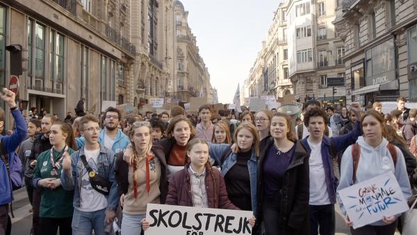 Mit ihrem Schulstreik hat Greta die weltweite Jugendbewegung FRIDAYS FOR FUTURE in Gang gesetzt. Sie ist innerhalb kürzester Zeit zur international bekanntesten Klimaaktivistin geworden.