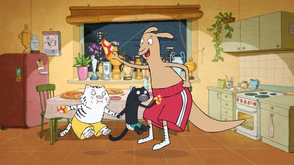 Tiger „Pascha“ und Panther „Lucky“ hüpfen mit einem Stück leckerer Pizza in der Hand mit ihrem neuen Freund, dem Känguru, ausgelassen durch die Wohnung.
