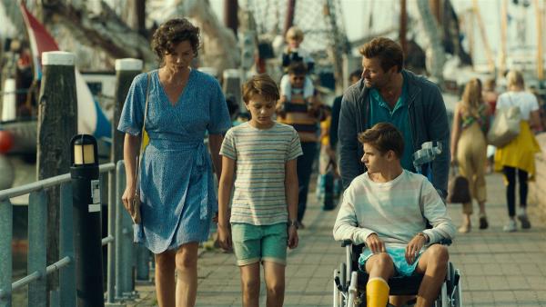 Der zehnjährige Sam (Sonny van Utteren, 2. von links) verbringt seine Ferien mit seiner Mutter Mara (Suzan Boogaerdt, links), seinem Vater Gijs (Tjebbo Gerritsma, rechts) und seinem großen Bruder Jore (Julian Ras, sitzend) auf einer niederländischen Insel.