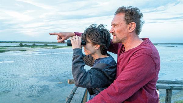 Thomas (Louis Vazquez, links) verbringt die Sommerferien bei seinem Vater Christian (Jean-Paul Rouve, rechts) in der Camargue.