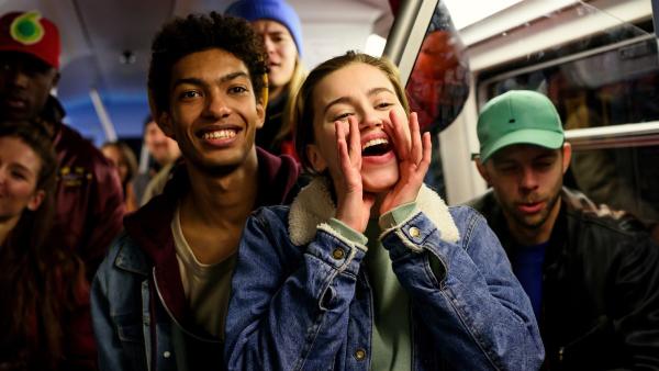 Katya (Alexandra Pfeifer) und Marlon (Yalany Marschner) haben großen Spaß mit den Hip-Hoppern aus der Tanzfabrik Battleland, die spontan in einem U-Bahn-Wagen eine spektakuläre Tanz-Performance veranstalten.